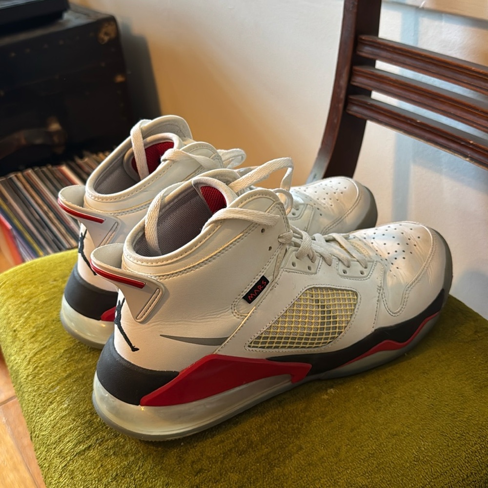 Jordan Mars Chicago Shoes sz 10.5